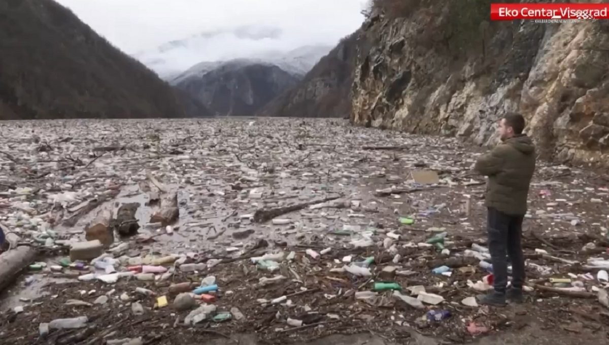 ببینید | تبدیل رودخانه معروف بوسنی به زباله‌دانی شناور