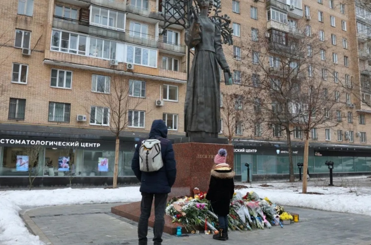 روسیه؛ اعتراض با دسته گل علیه جنگ اوکراین