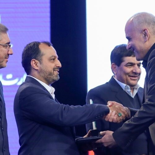 «انتخاب» نشان پیشتاز اقتصاد ایران را از معاون اول رییس جمهور دریافت کرد «انتخاب» نشان پیشتاز اقتصاد ایران را از معاون اول رییس جمهور دریافت کرد