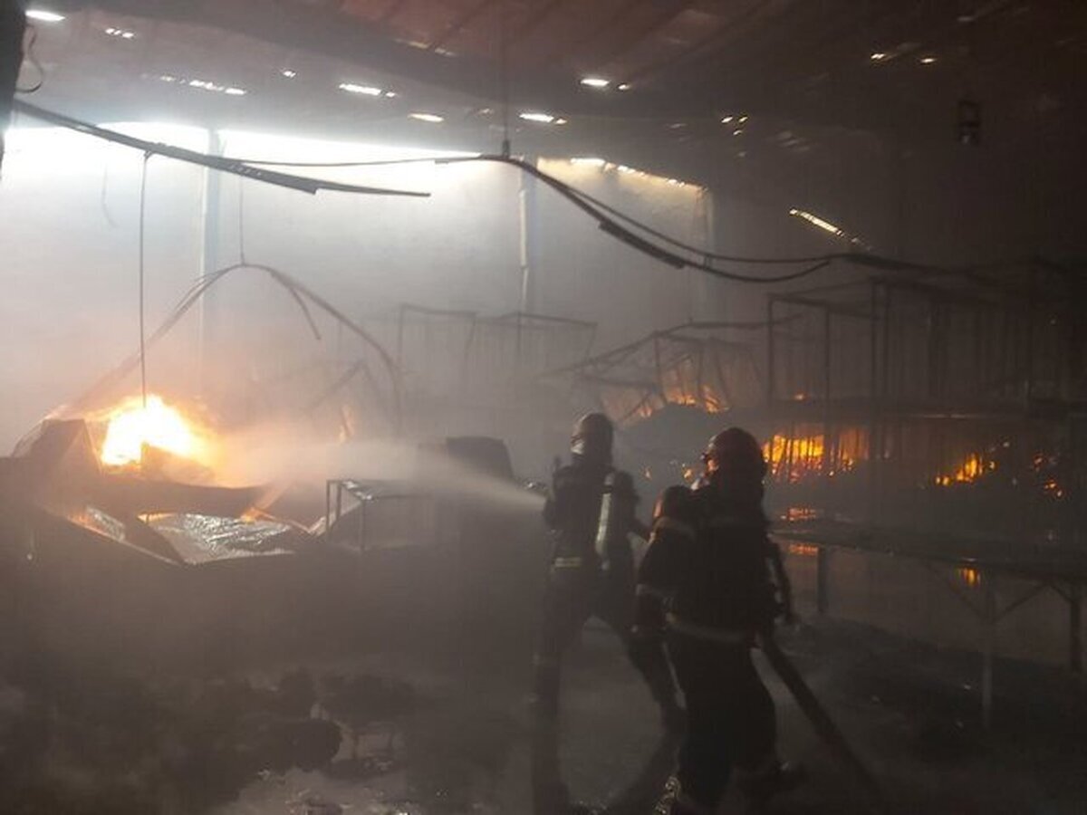 آتش‌سوزی انبار عطر و ادکلن در بازار تهران/ نجات ۱۰ نفر از میان دود و آتش