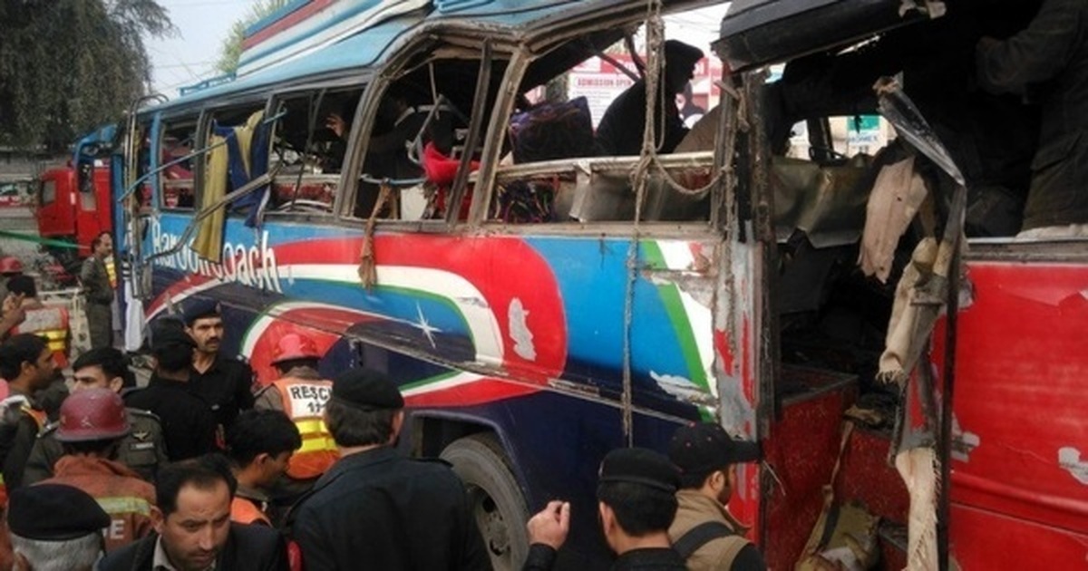 پاکستان/ ۴۰ کشته در سقوط اتوبوس از پل