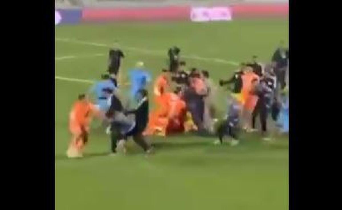 ببینید | درگیری فیزیکی بین بازیکنان و سرمربی در فوتبال امارات