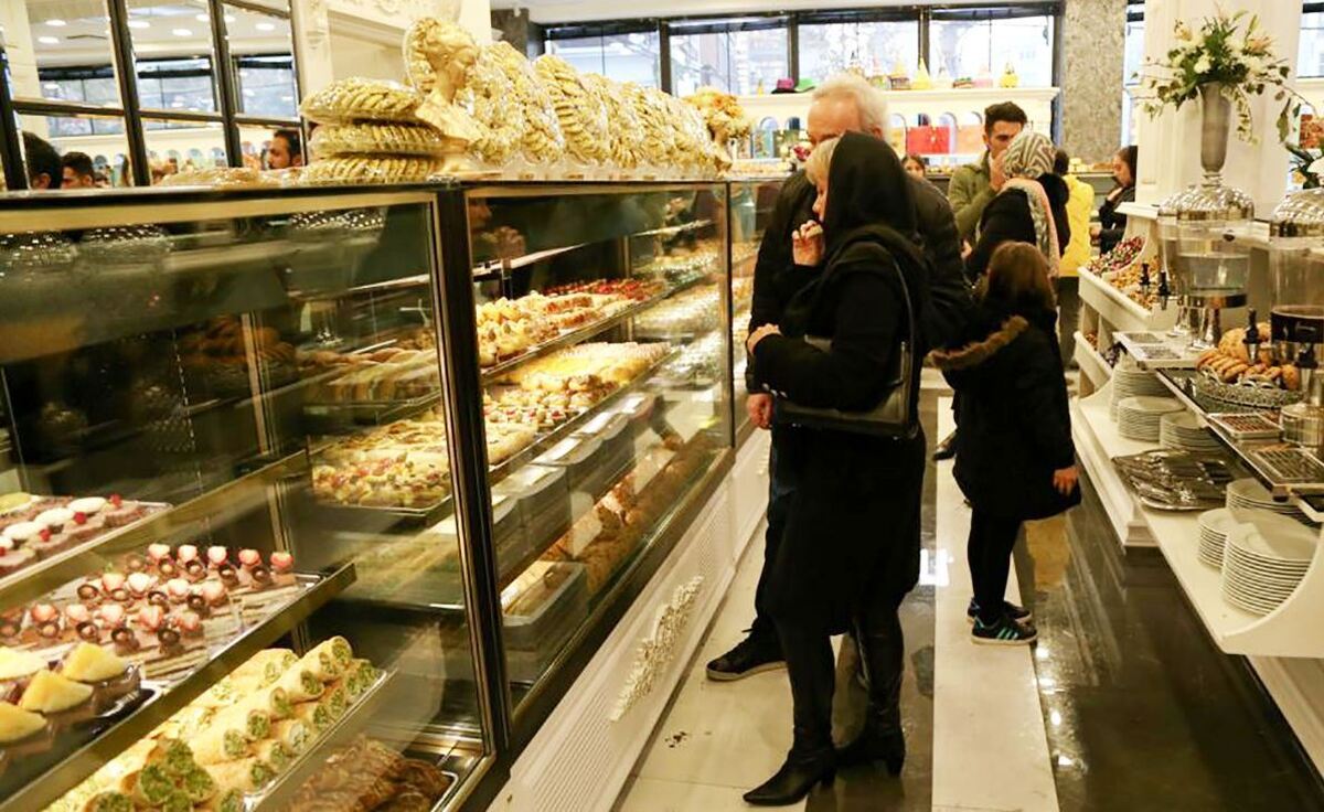 رئیس اتحادیه قنادان: شیرینی کالای سوپرلوکس شده ؛ مردم دانه‌ای می‌خرند/ کیک های موجود در قنادی ها دو نفره شده زیرا مردم قدرت خرید ندارند/ مهمانی ها و عروسی ها نسبت به سال گذشته 90 درصد کاهش یافته