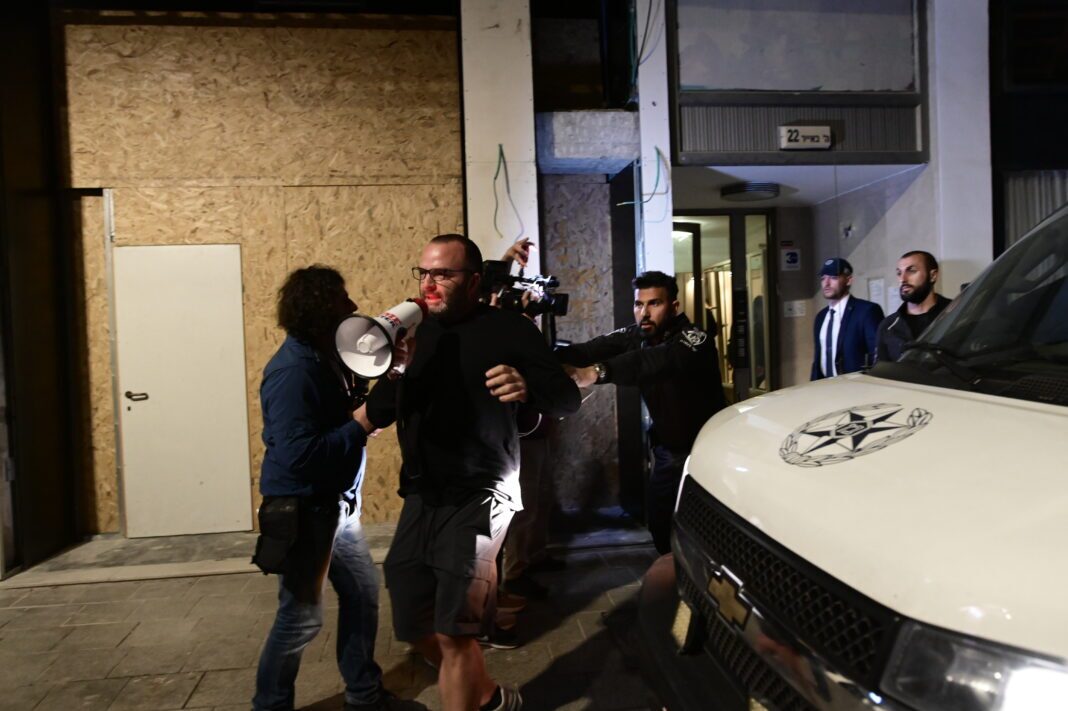 «کشور می سوزد؛ سارا موهایش را آرایش می کند» / همسر نتانیاهو در محاصره معترضان اسرائیلی