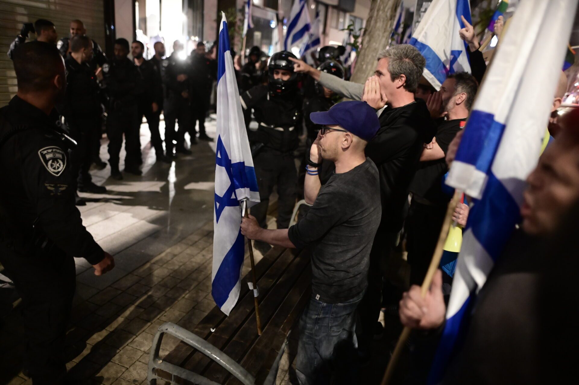 «کشور می سوزد؛ سارا موهایش را آرایش می کند» / همسر نتانیاهو در محاصره معترضان اسرائیلی