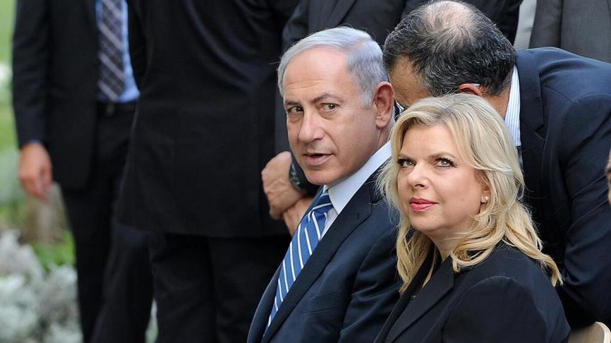 «کشور می سوزد؛ سارا مو آرایش می کند» / همسر نتانیاهو در محاصره معترضان اسرائیلی