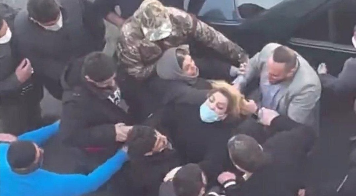 خبرگزاری فارس: خانمی که فیلمش در مقابل مدرسه پخش شد، قبل از آن، با ماموران درگیری فیزیکی پیدا کرده بود