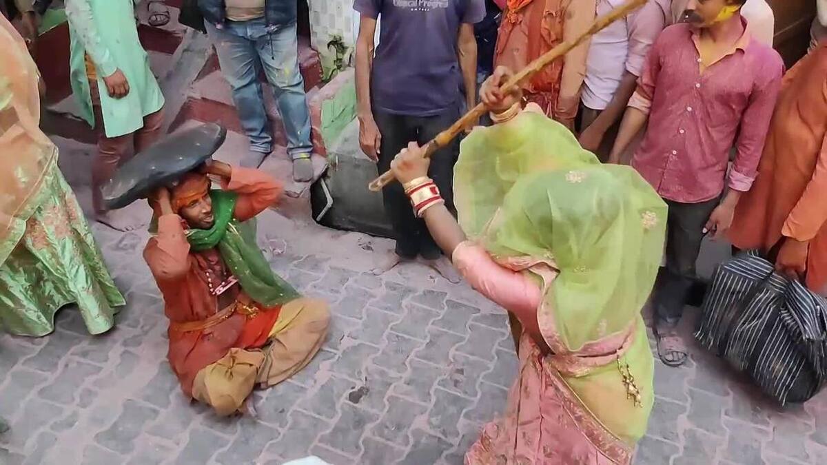 ببینید| جشنواره هندی؛ زنان مردان را با چوب می‌زنند