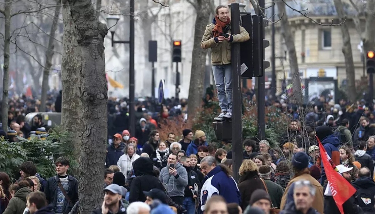 تظاهرات و اعتصاب بزرگ در فرانسه (+عکس) / اختلال در پروازها، مترو، قطار و اتوبوس‌ها / بیش از یک میلیون معترض در خیابان / پیوستن معلمان، کارمندان و کارگران به اعتصاب