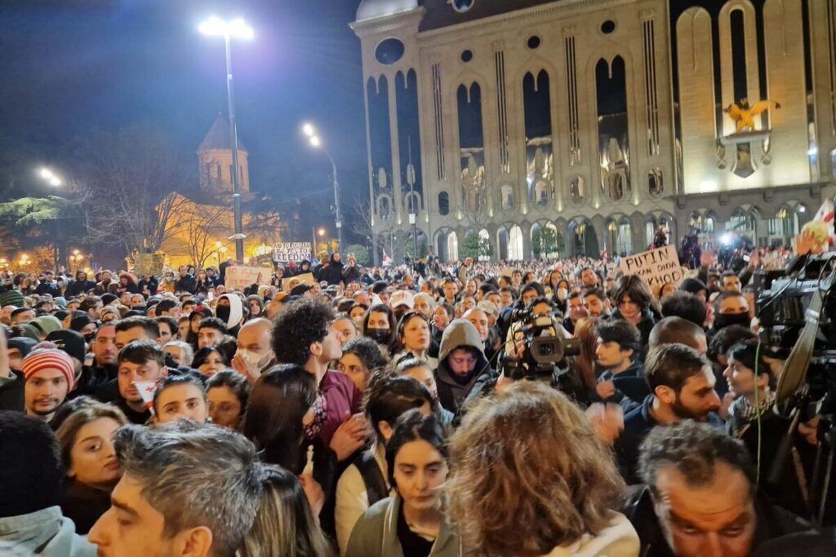 دومین شب اعتراض‌ها در گرجستان / معترضان به دنبال ورود به ساختمان پارلمان