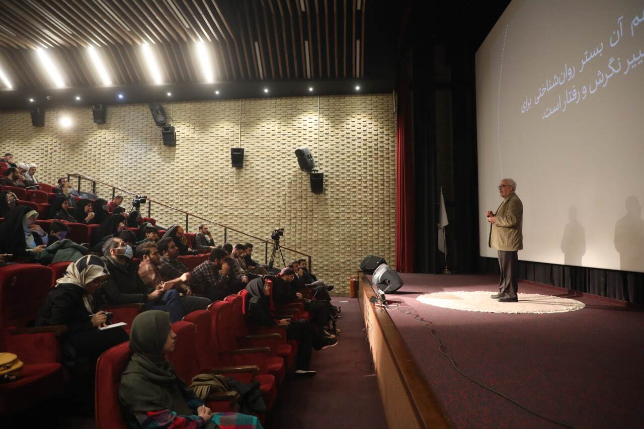 عضو هیات علمی دانشگاه تهران: نتیجه برگزاری رویداد چهارسوق، ارتقای دانش های مهارتی و رسانه ای است عضو هیات علمی دانشگاه تهران: نتیجه برگزاری رویداد چهارسوق، ارتقای دانش های مهارتی و رسانه ای است