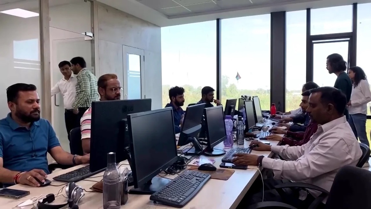 ببینید| کامپیوترها خطاب به کارمندان شرکت هندی: «لطفا به  خانه بروید»/ کار زیاد انسان‌ها را می‌کُشد