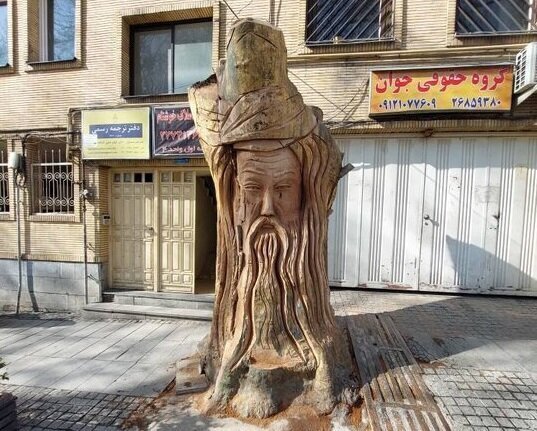 تبدیل بقایای چنار ۳۵۰ ساله به مجسمه مولانا (+عکس)