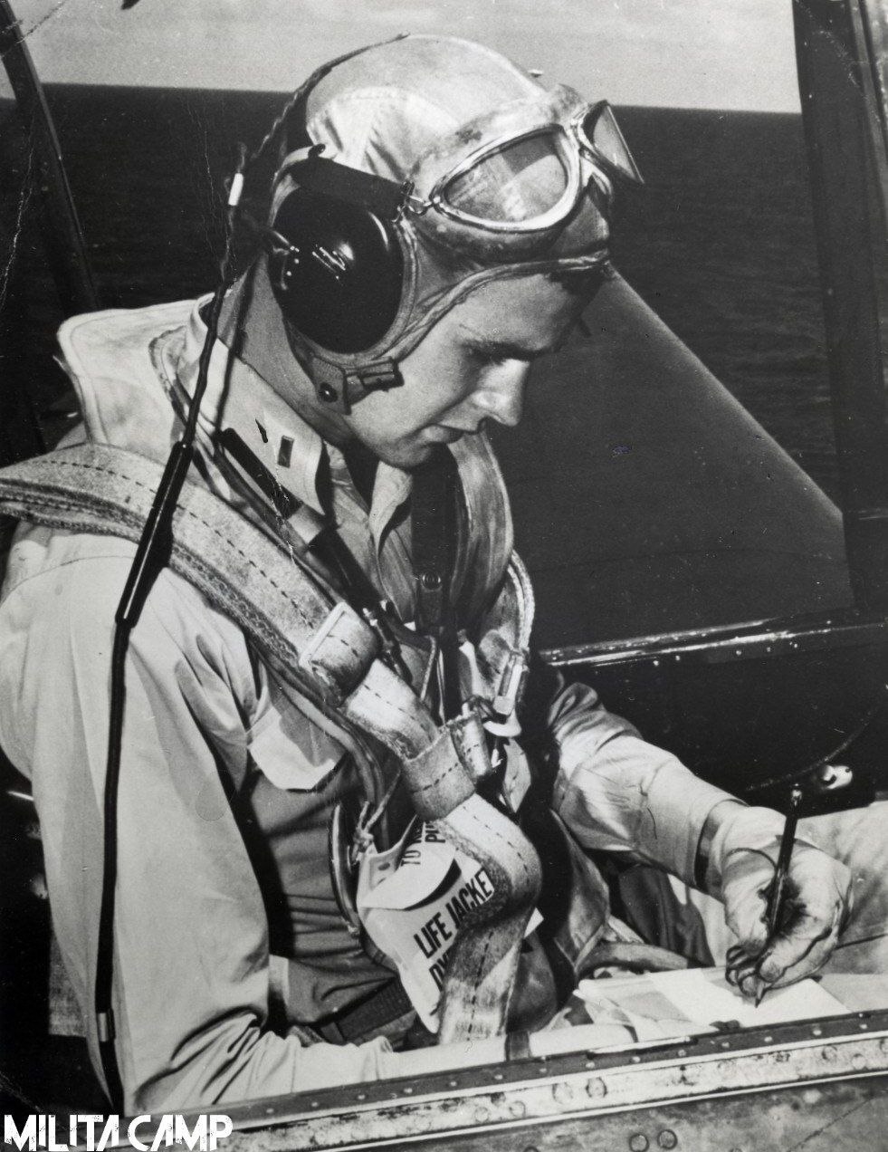 جورج بوش، 20 سالگی، در کابین یک جنگنده (عکس) 2
