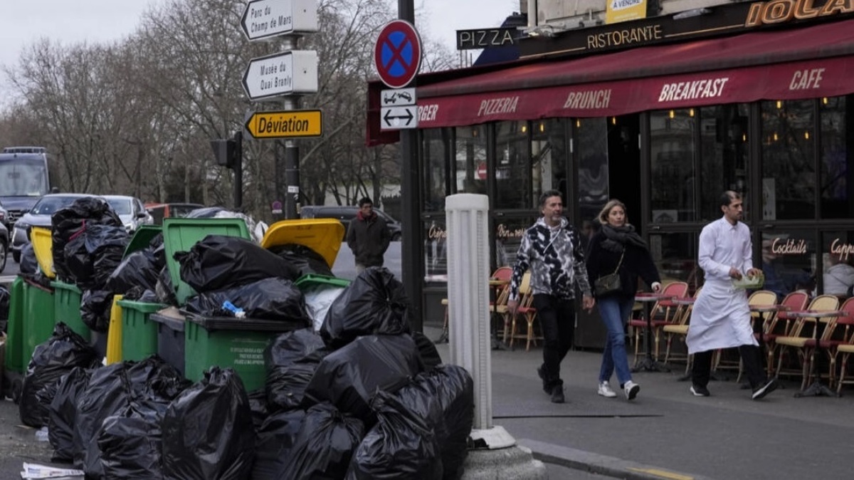 ببینید| هزاران تن زباله در خیابان های فرانسه/ اعتراض به طرح جدید