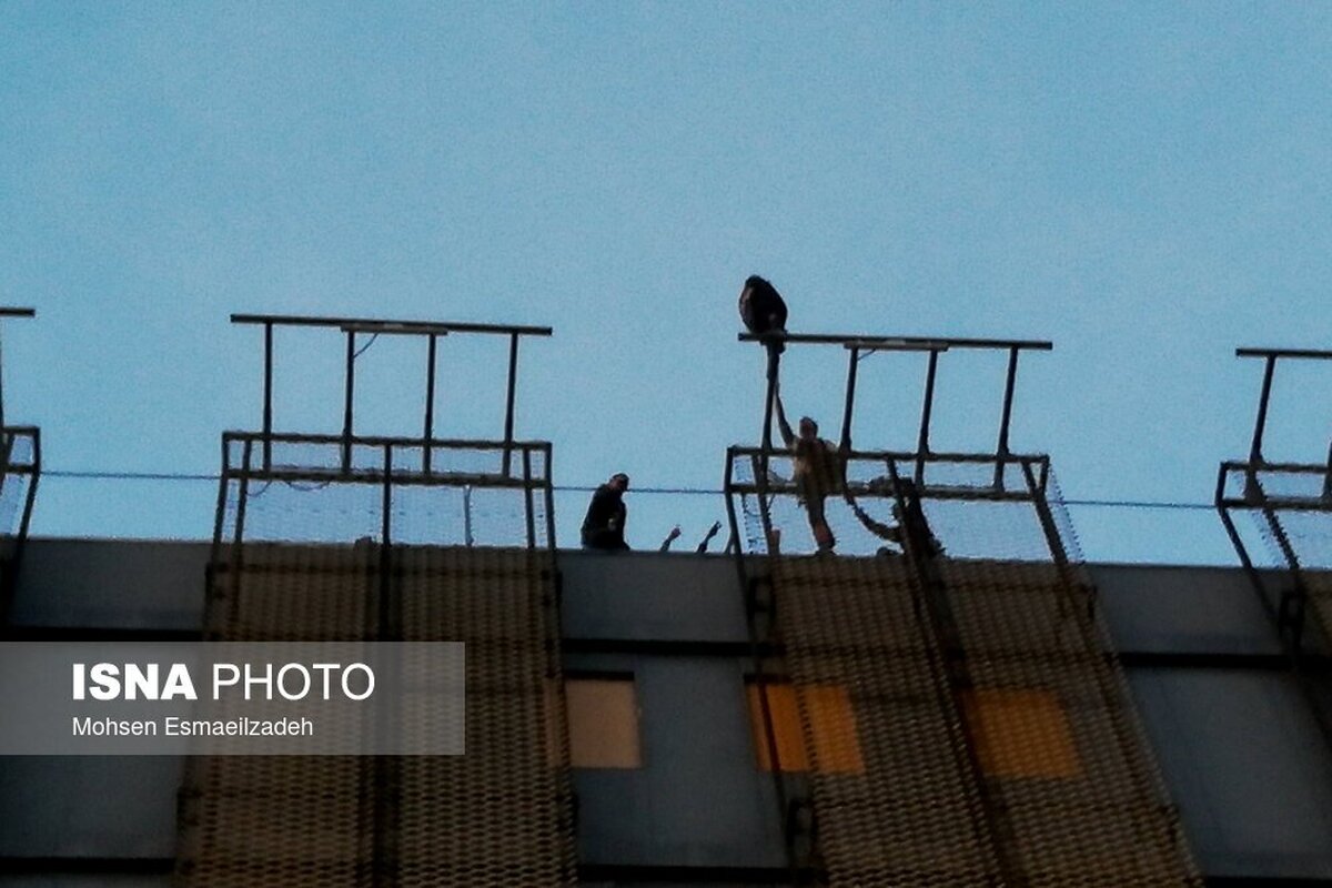 نجات جان دختر جوان از خودکشی توسط نیروهای امدادی (عکس)