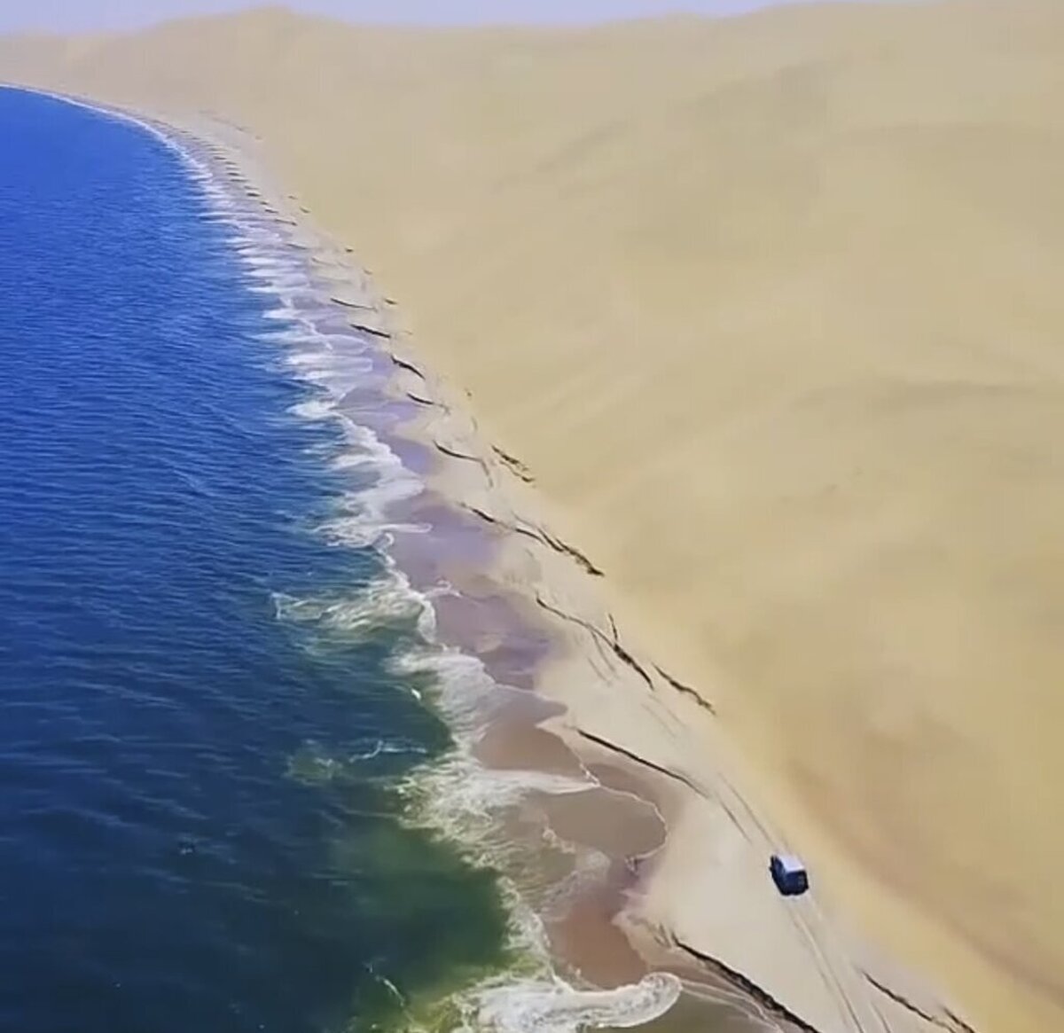 ببینید | هم‌آغوشی حیرت‌انگیز کویر و دریا