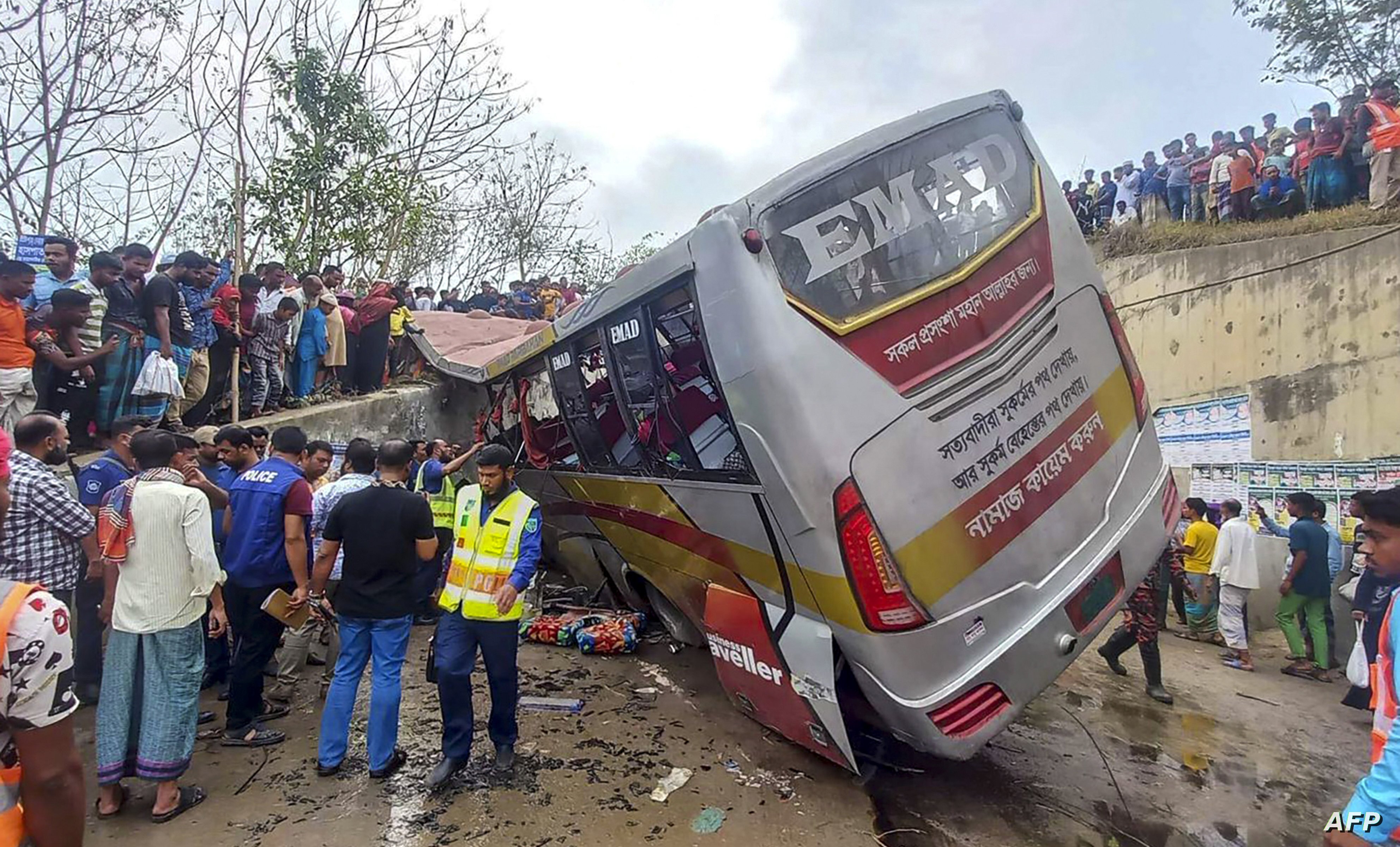 بنگلادش / سقوط اتوبوس و 17 کشته