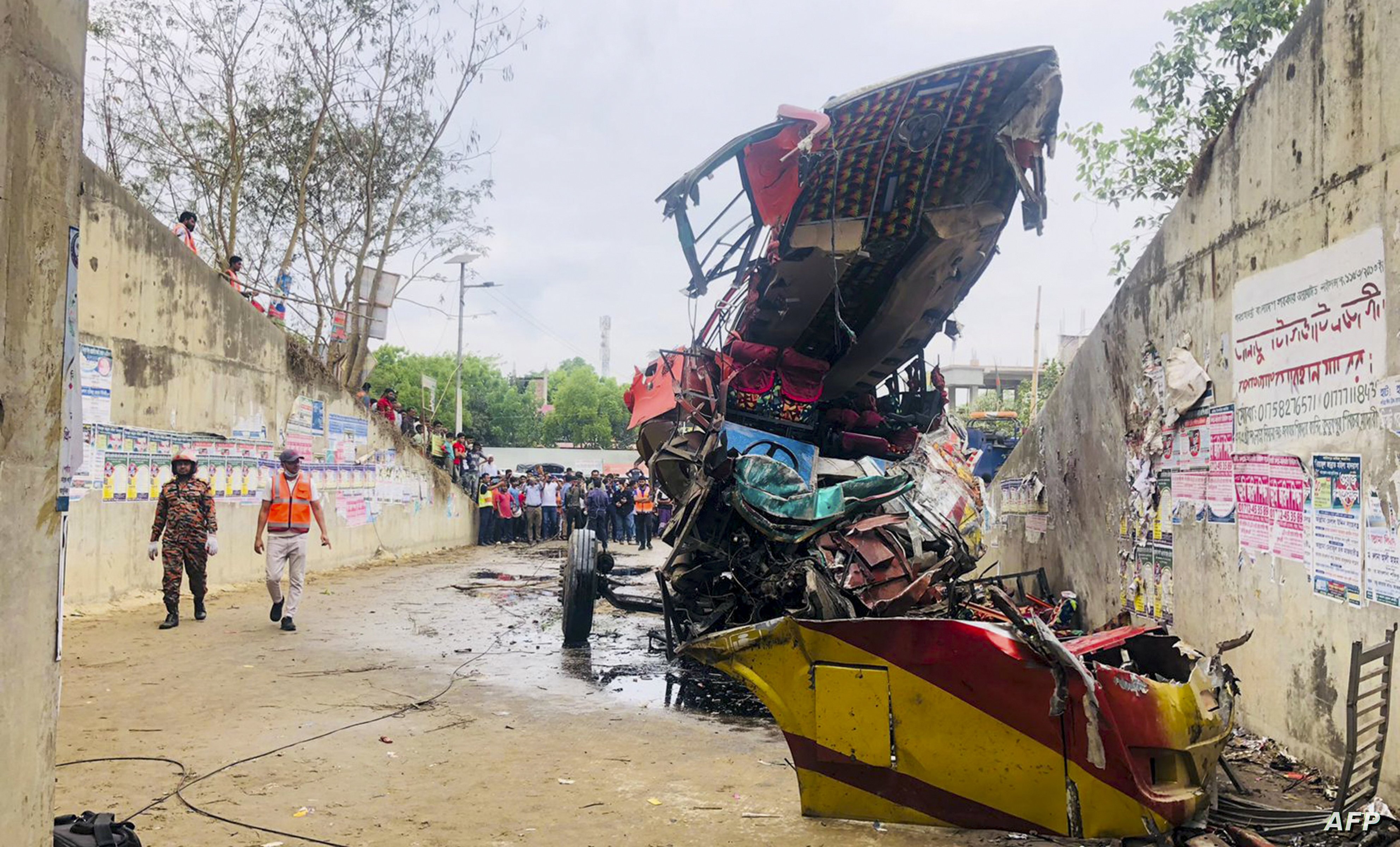 بنگلادش / سقوط اتوبوس و 17 کشته