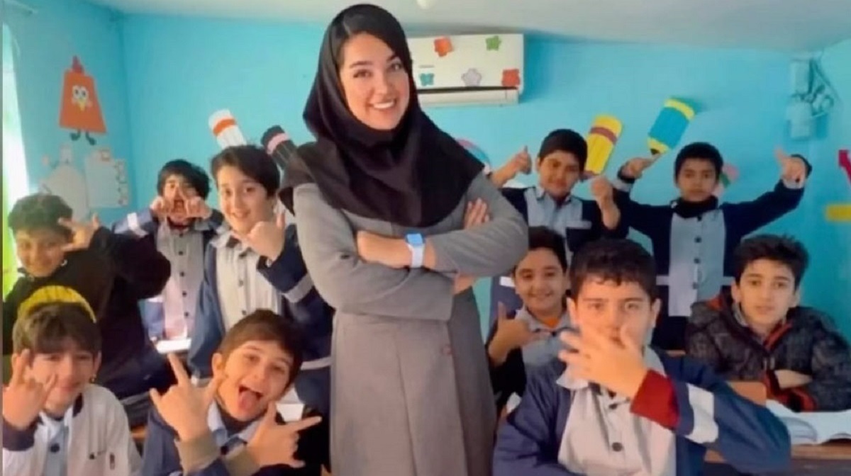 اعتراض کیهان: چرا امام جمعه و استاندار و مقامات دیگر از بازگشت خانم معلم قائم شهری حمایت کردند؟