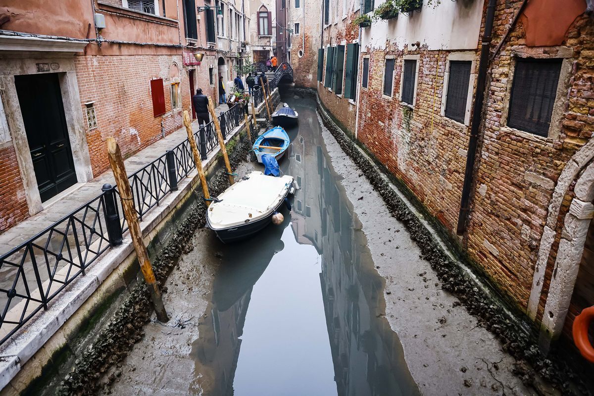 ببینید| تصاویری عجیب از قایق‌های به گل نشسته در ونیز/ خشک شدن آبی‌ترین شهر جهان