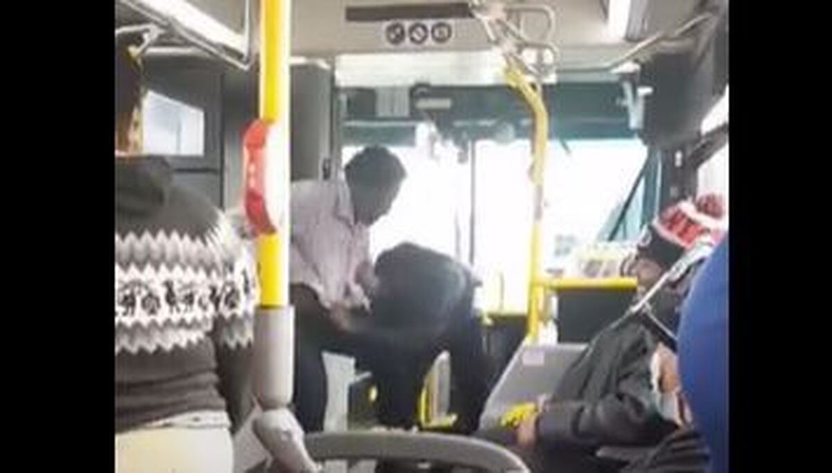 ببینید | درگیری فیزیکی دو مسافر اتوبوس در آمریکا