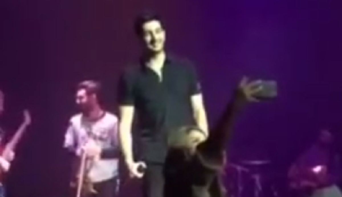 ببینید | تذکر حجاب فرزاد فرزین به یک خانم در کنسرتش: آمریکا نیست که ...