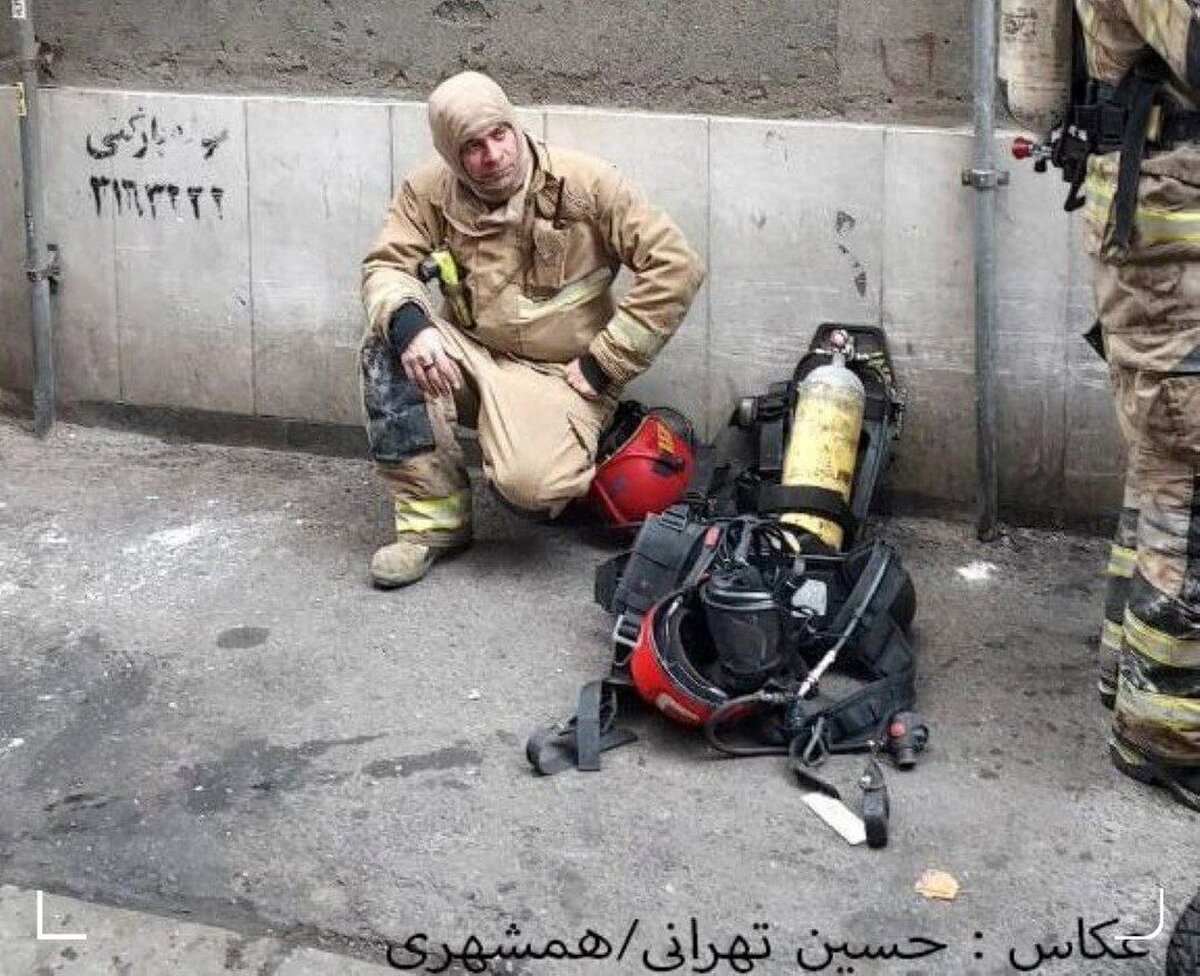 شهید دارابی قبل از ورود به ساختمان خیابان بهار برای اطفای حریق (عکس)