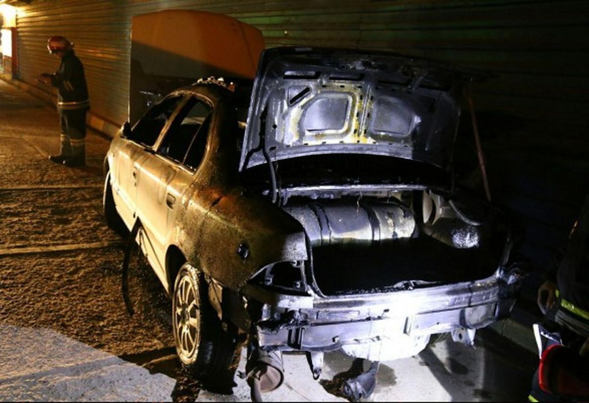 پلیس: صدای مهیب در اصفهان مربوط به انفجار صندوق خودرو لکسوس بود. علت حادثه در دست بررسی است