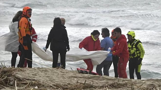 قایق پناهجویان در آب‌های ایتالیا غرق شد؛ نوزادی چندماهه و ده‌ها کودک و بزرگسال جان باختند