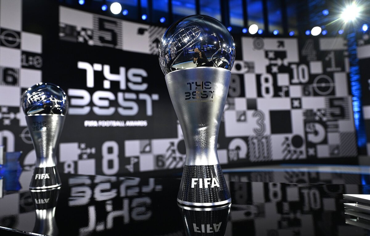 جایزه ای که علی دایی در مراسم بهترین های فیفا 2022 اعطا کرد (عکس)