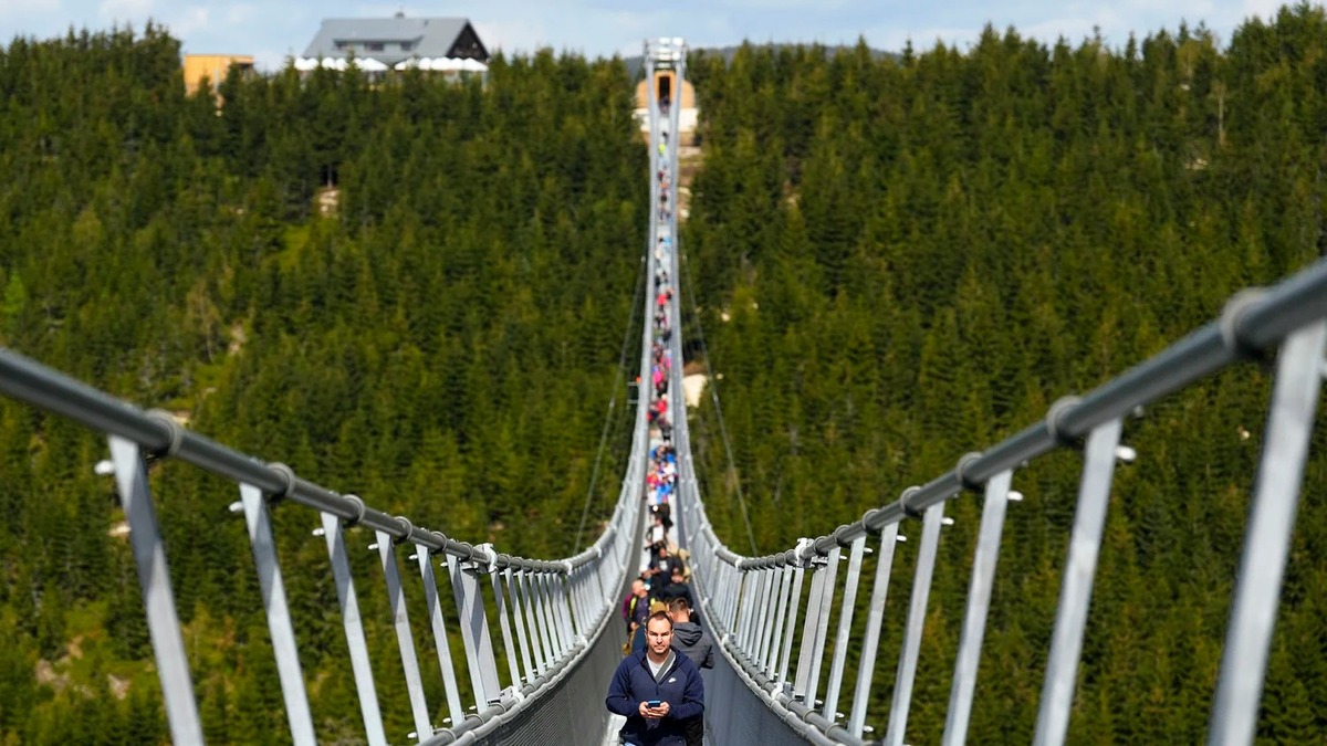 افتتاح متفاوت ترین پل عابر پیاده جهان در جمهوری چک(+فیلم)