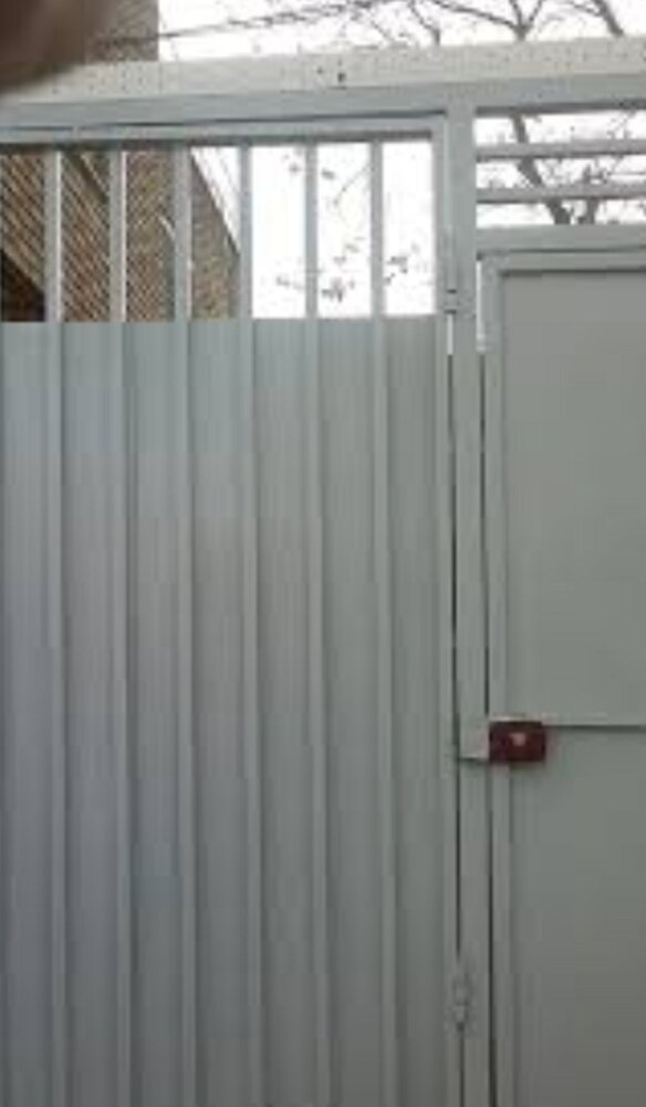 واکنش ها به برداشتن در آهنی کوچه «اختر» | عبدی: استقبال می کنیم/ امام: حصر باقی است/ ایرنا: رئیسی وعده روحانی را محقق کرد