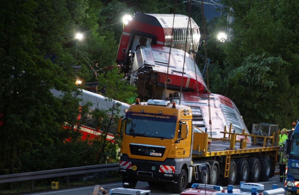 آلمان/ ۵ کشته و ۴۴ زخمی در حادثه خروج قطار از ریل