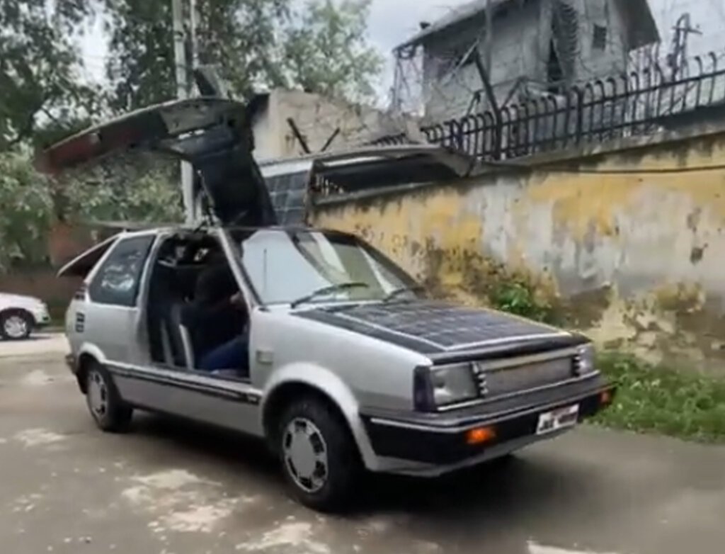 تصاویر خودرو ۵۰۰ میلیون تومانی بالدار/ ماشین اتوماتیک خورشیدی آقای معلم را ببینید