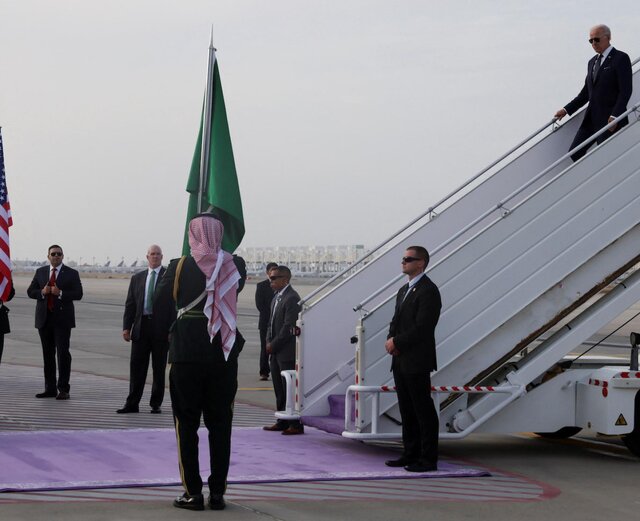 سفر پرحاشیه جو بایدن به عربستان سعودی (+عکس) / استقبال سطح پایین در فرودگاه / مشت برای محمد بن سلمان / خروج امریکایی ها از جزیره صنافیر / ویزای 10 ساله امریکا برای سعودی ها سفر پرحاشیه جو بایدن به عربستان سعودی (+عکس) / استقبال سطح پایین در فرودگاه / مشت برای محمد بن سلمان / خروج امریکایی ها از جزیره صنافیر / ویزای 10 ساله امریکا برای سعودی ها
