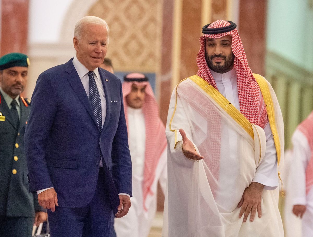 سفر پرحاشیه جو بایدن به عربستان سعودی (+عکس) / استقبال سطح پایین در فرودگاه / مشت برای محمد بن سلمان / خروج امریکایی ها از جزیره صنافیر / ویزای 10 ساله امریکا برای سعودی ها
