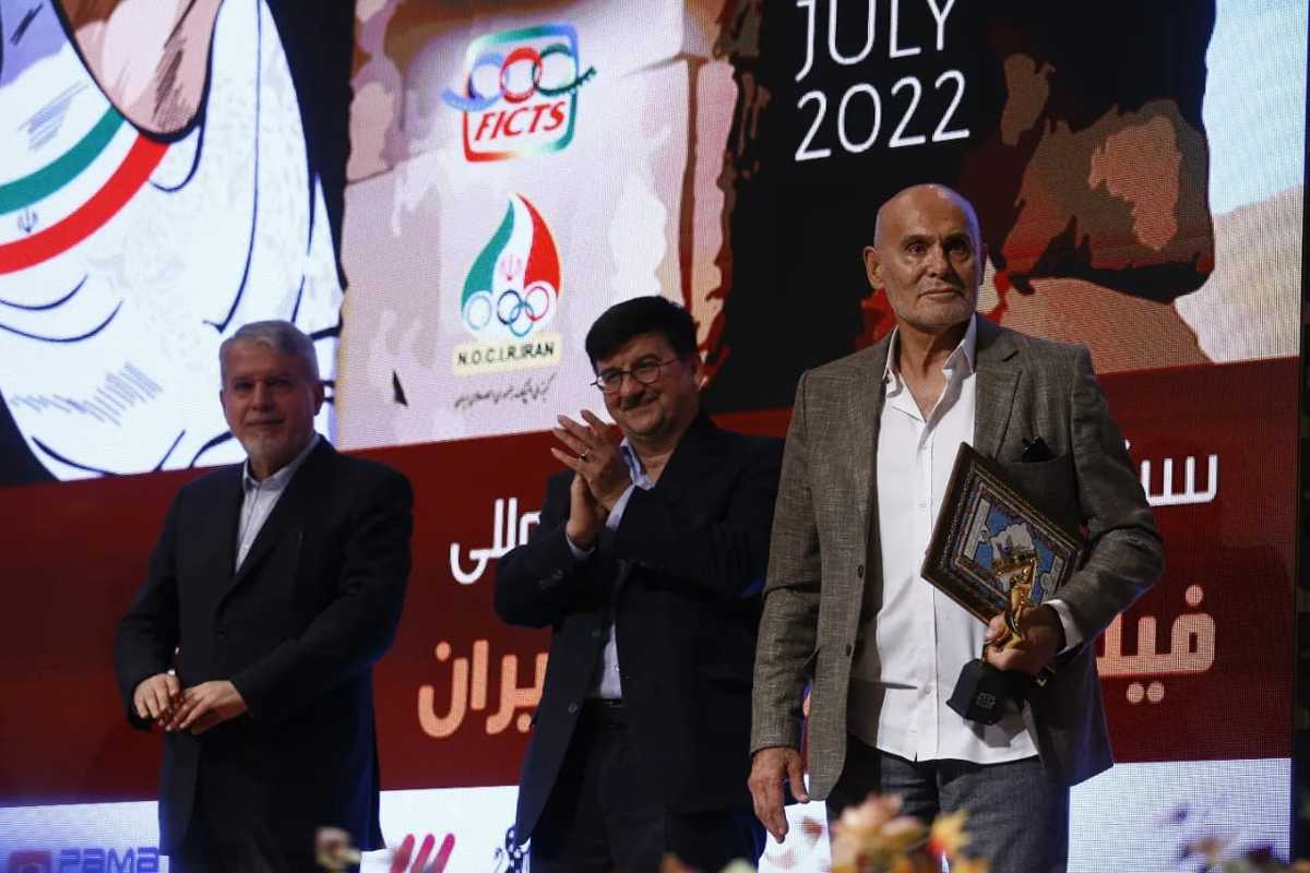 تقدیر از پژمان جمشیدی در جشنواره فیلم‌های ورزشی/ حامد بهداد جایزه خود را به جمشید هاشم پور اهدا کرد