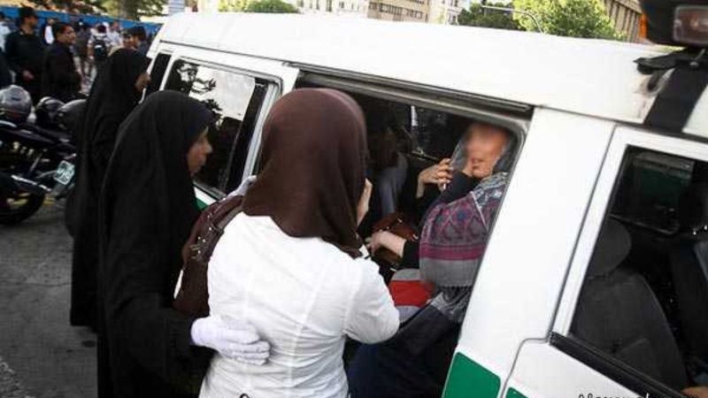 گل رز در مترو ، گشت ارشاد در بیرون؛ تبلیغ حجاب با پلیس و دستبند جواب عکس می دهد