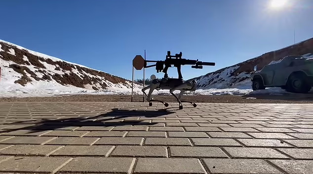 ببینید| سگ رباتیک روسی مجهز به مسلسل خودکار با قیمت ۳.۰۰۰ دلار رونمایی شد ببینید| سگ رباتیک روسی مجهز به مسلسل خودکار با قیمت ۳.۰۰۰ دلار رونمایی شد