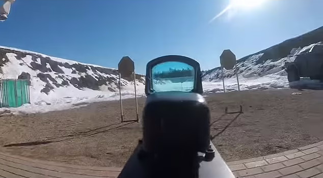 ببینید| سگ رباتیک روسی مجهز به مسلسل خودکار با قیمت ۳.۰۰۰ دلار رونمایی شد ببینید| سگ رباتیک روسی مجهز به مسلسل خودکار با قیمت ۳.۰۰۰ دلار رونمایی شد