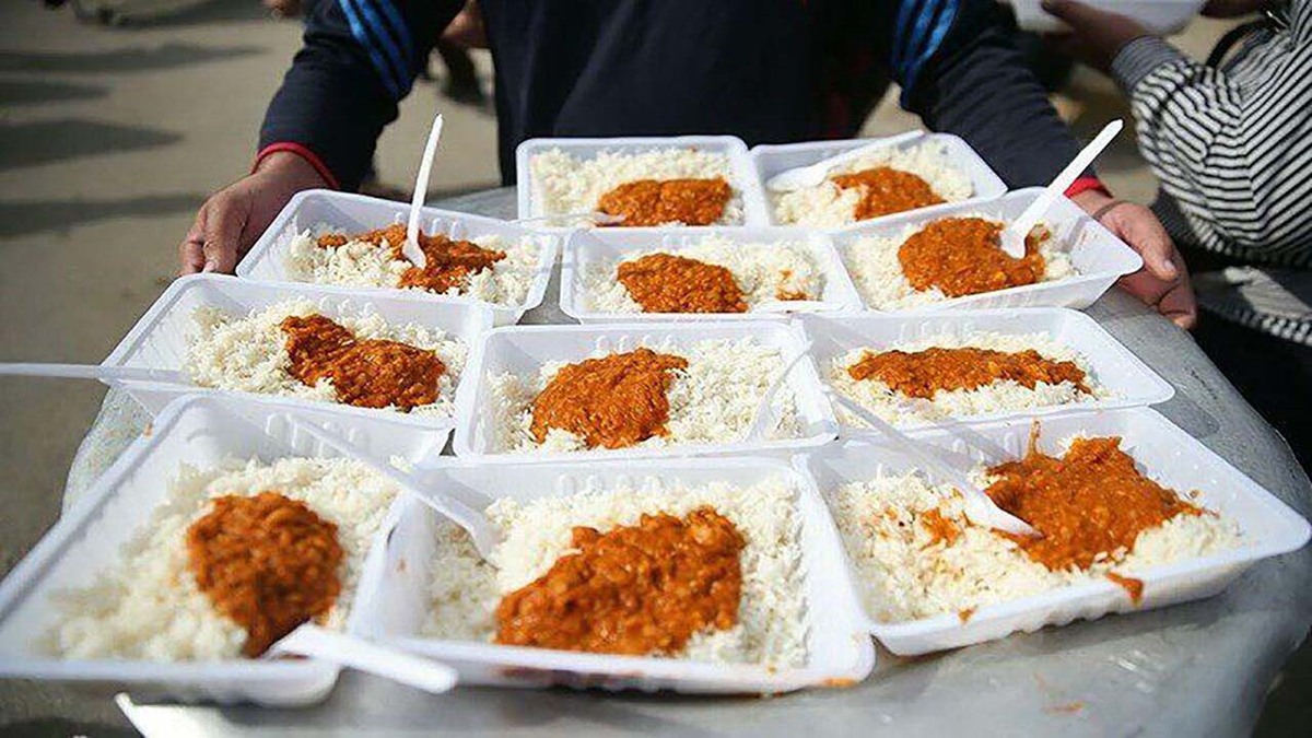 مشهد/ کاهش محسوس تقاضا برای خرید ظروف یکبار مصرف در ماه محرم