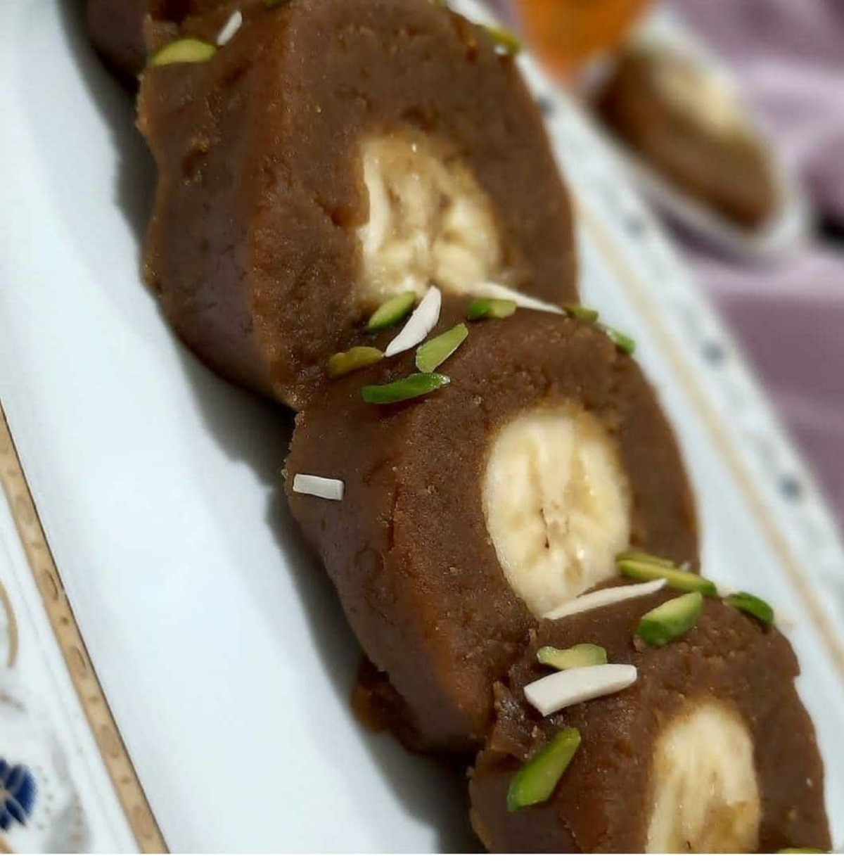 طرز تهیه حلوای رولی با موز؛ خوشمزه و مجلسی