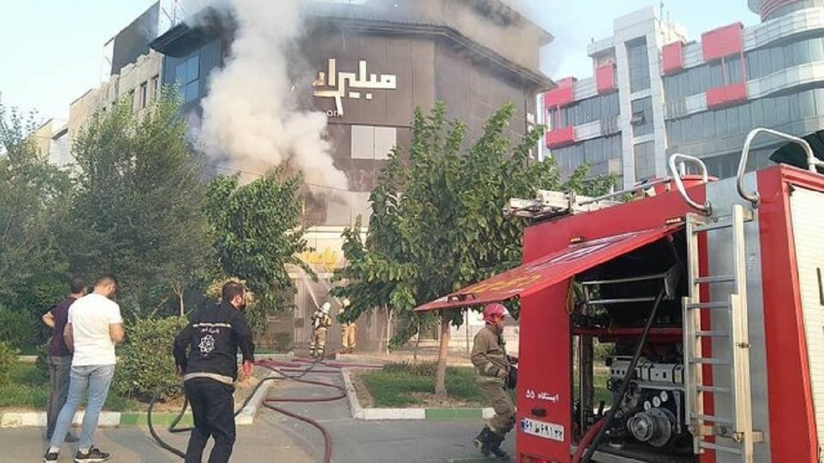 آتش‌سوزی نمایشگاه مبلیران در بزرگراه ستاری تهران (+فیلم)