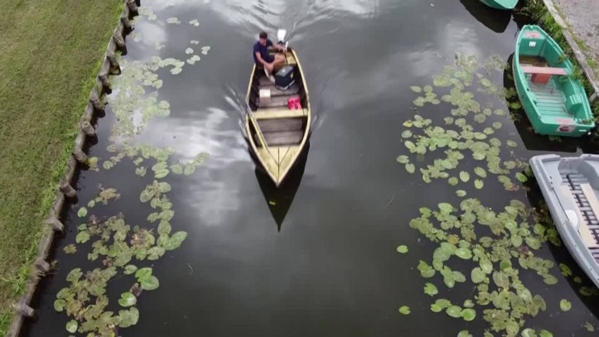 ببینید| تنها پستچی قایق‌سوار که برای رساندن بسته‌ها آدرسی ندارد