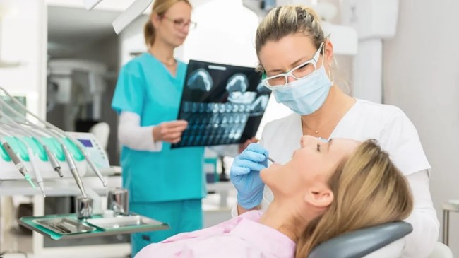 ایمپلنت دندان: پروسه آن چیست؟ چقدر طول میکشد؟ ایمپلنت دندان: پروسه آن چیست؟ چقدر طول میکشد؟