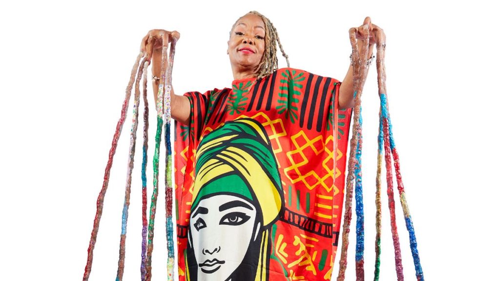 زنی با ناخن های ۱۳ متری که رکورد گینس در زمینه بلندترین ناخن ها را شکست (+عکس)