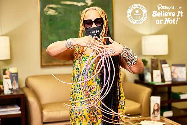 زنی با ناخن های ۱۳ متری که رکورد گینس در زمینه بلندترین ناخن ها را شکست (+عکس)