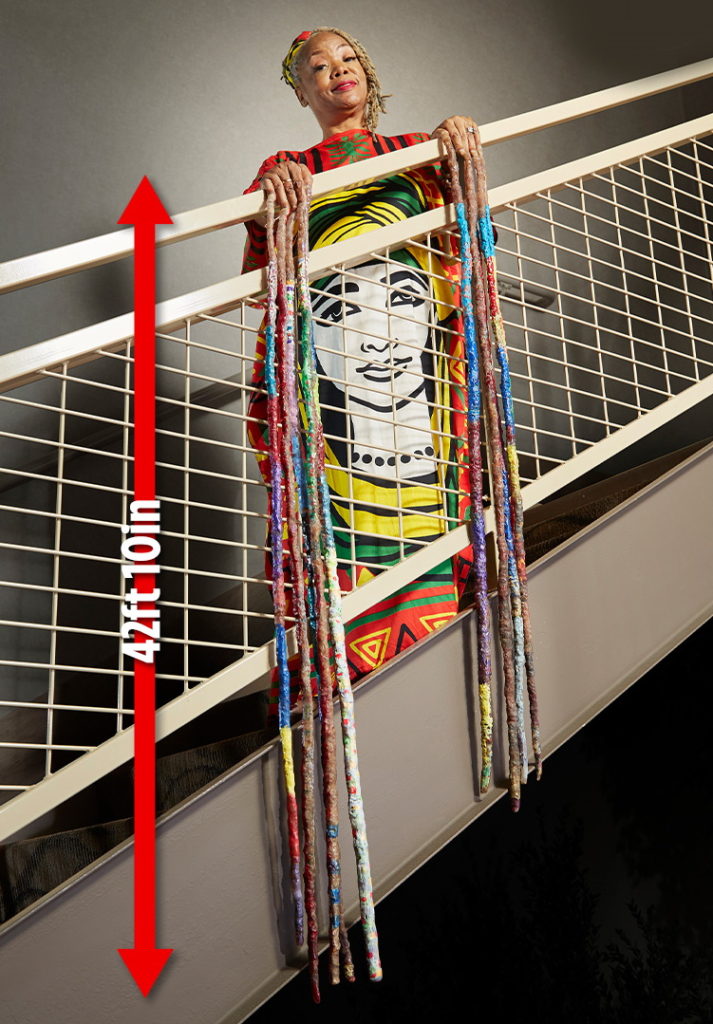 زنی با ناخن های ۱۳ متری که رکورد گینس در زمینه بلندترین ناخن ها را شکست (+عکس)