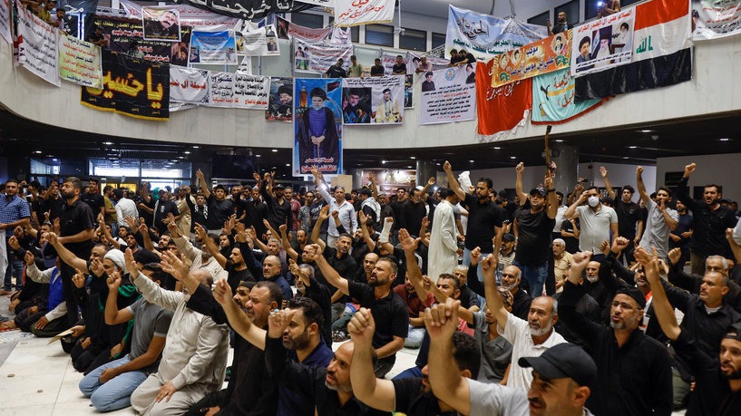 ادامه تحصن صدری ها در پارلمان عراق / مقتدی صدر: قانون اساسی اصلاح شود ادامه تحصن صدری ها در پارلمان عراق / مقتدی صدر: قانون اساسی اصلاح شود